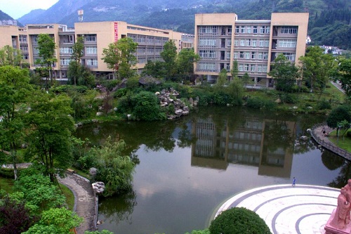 2023年阿坝师范学院五年制大专学校学费是多少