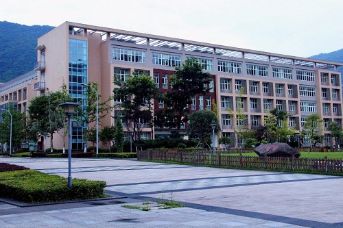 2023年阿坝师范学院五年制大专学校学费是多少
