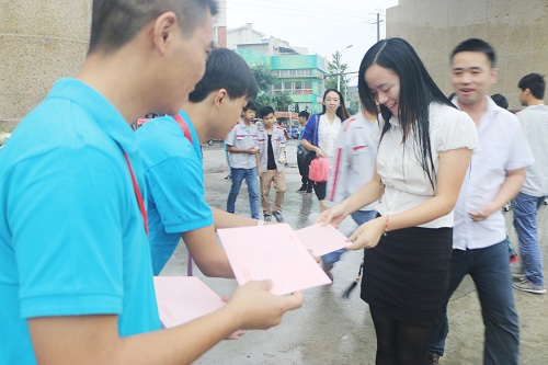 成都华大医药卫生学校在哪里(成都华大卫校学费一年是多少)
