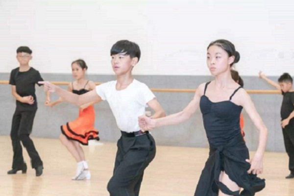 成都新华技工学校地址(成都新华技工学校是公办还是民办)