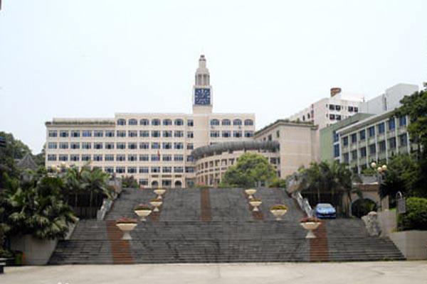 成都铁路卫生职业学校学费多少(成都华西卫校2020招生)