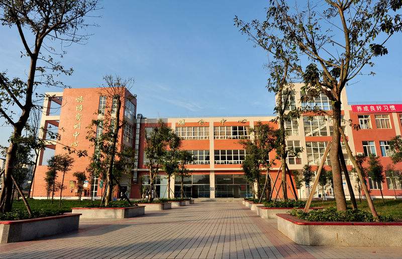 成都万通汽修学校官网(江西万通汽修学校学费多少)