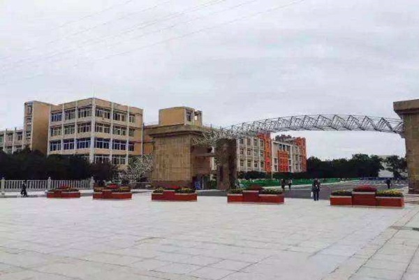 成都市现代职业技术学校是公办吗(成都市财贸职业高级中学校怎么样)