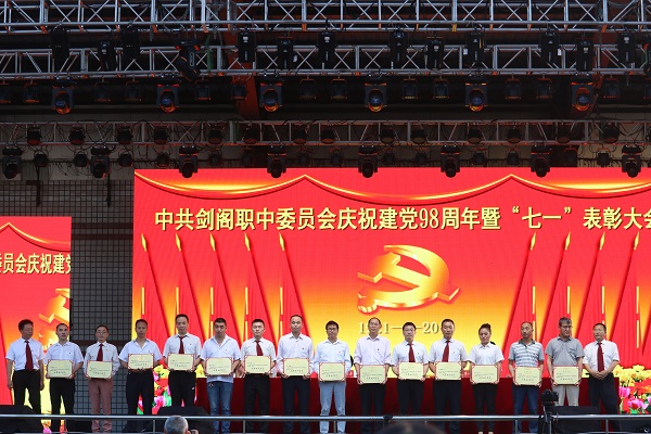 成都华西卫校是公办还是民办(成都华西卫校2023招生)