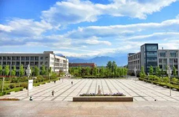成都44中职业学校(成都汽车职业技术学校学费多少)