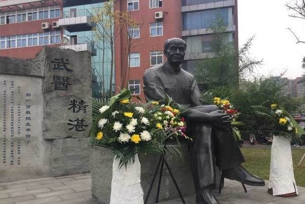成都华大医药卫生学校在哪里(成都华大卫校学费一年是多少)