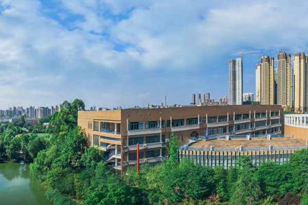 成都汽车职业技术学校阳光城总校(成都汽车职业技术学校学费多少)
