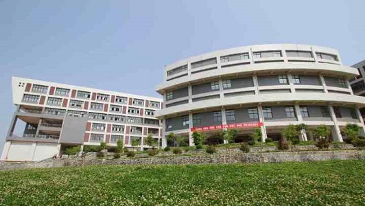 成都光华技工学校学费多少(成都光华技工学校是公办还是民办)